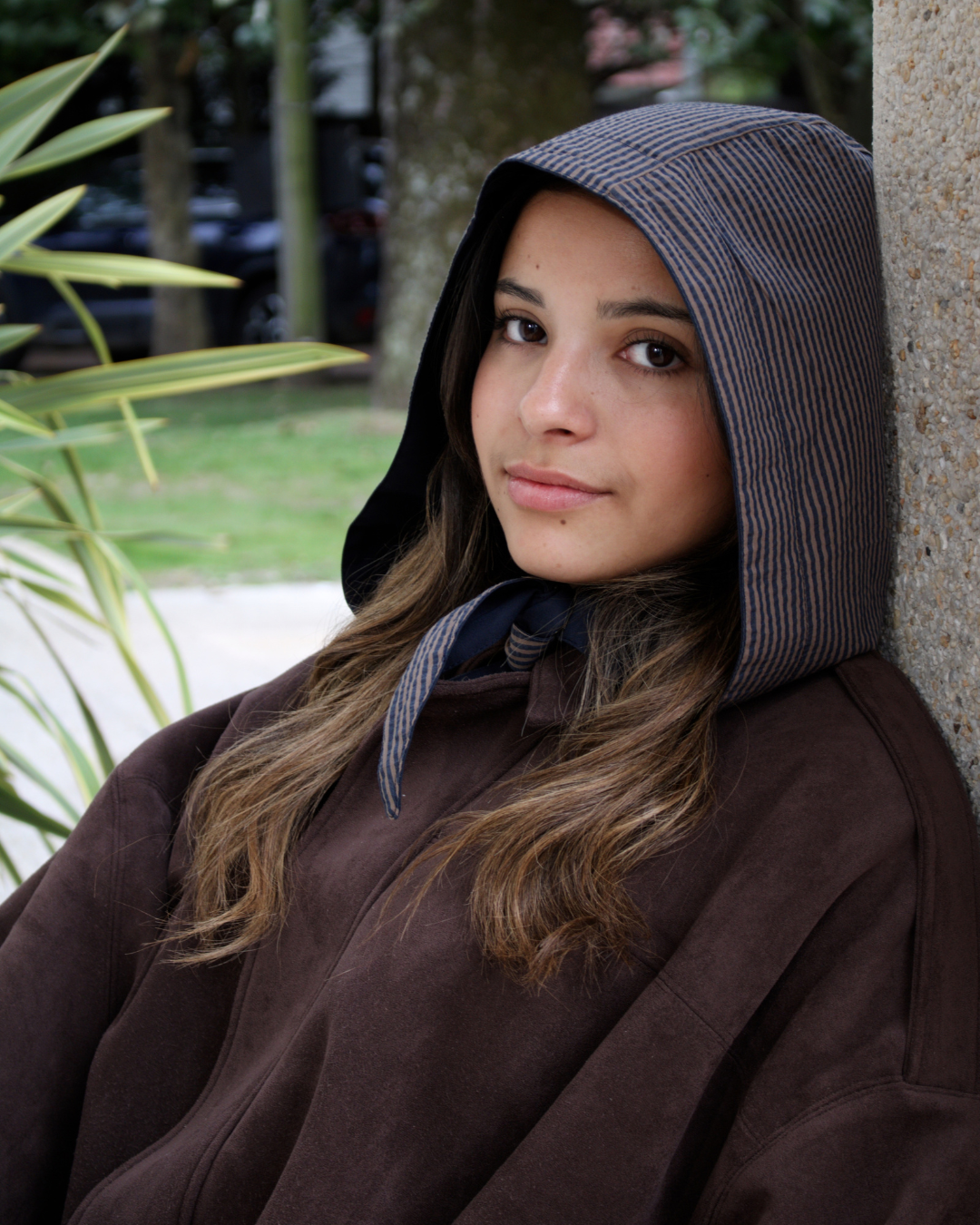 Femme portant une capuche à nouer réversible et imperméable bleu marine à rayures KOON