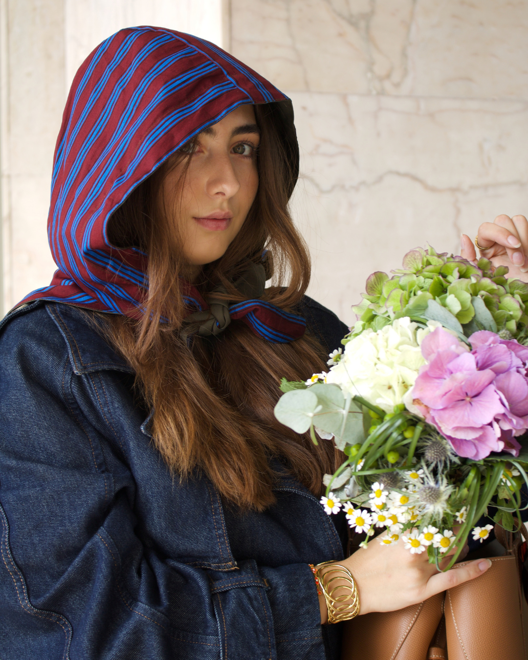 Femme portant une capuche à nouer réversible et imperméable kaki à rayures bordeaux KOON