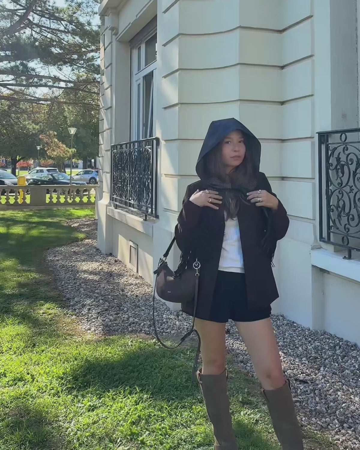 Femme portant une capuche à nouer réversible et imperméable bleu marine à rayures KOON